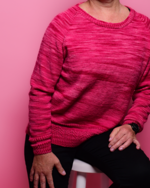 Seitenansicht des Strickpullovers Shirin