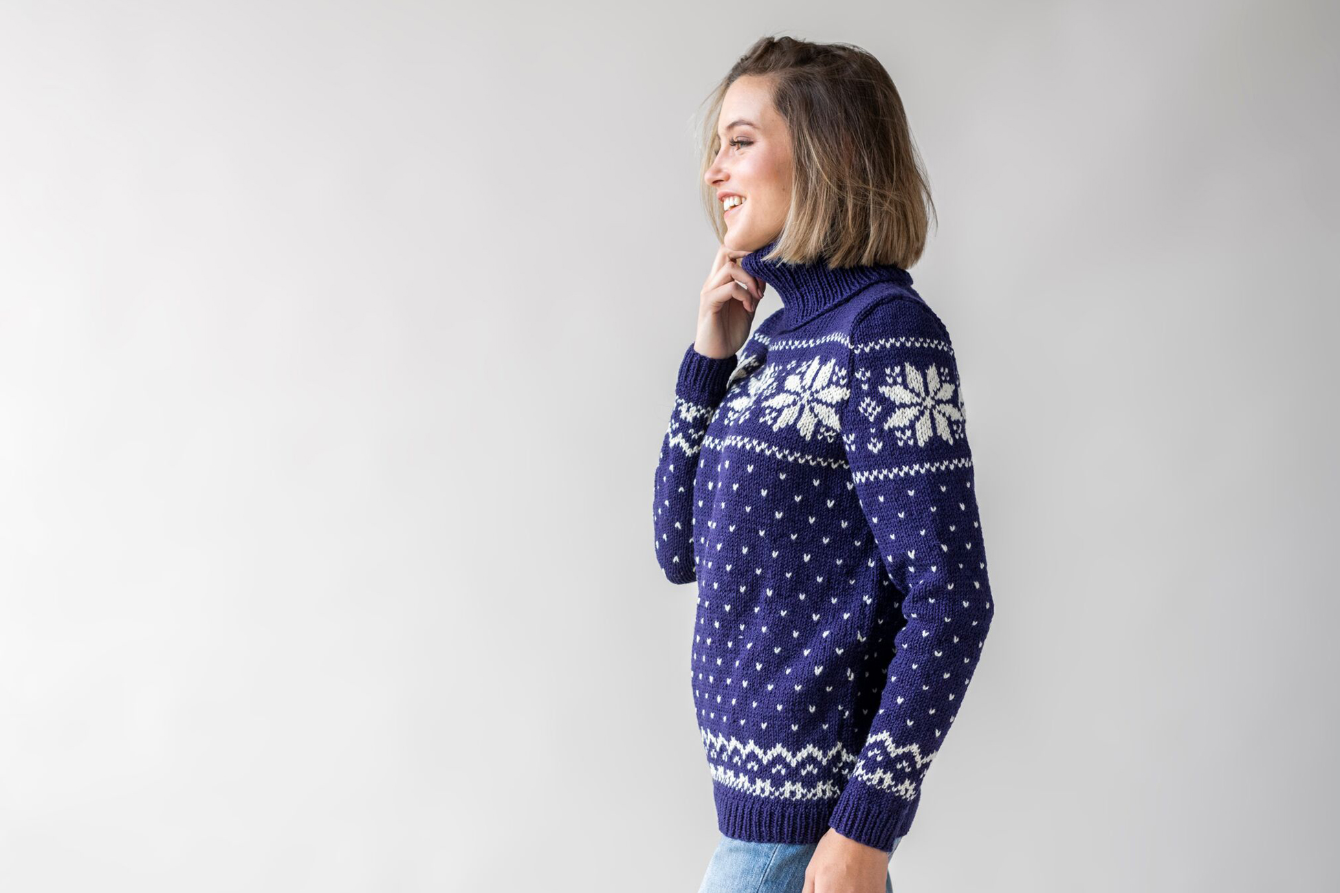 Seitenansicht des Rollkragenpullovers Inken
