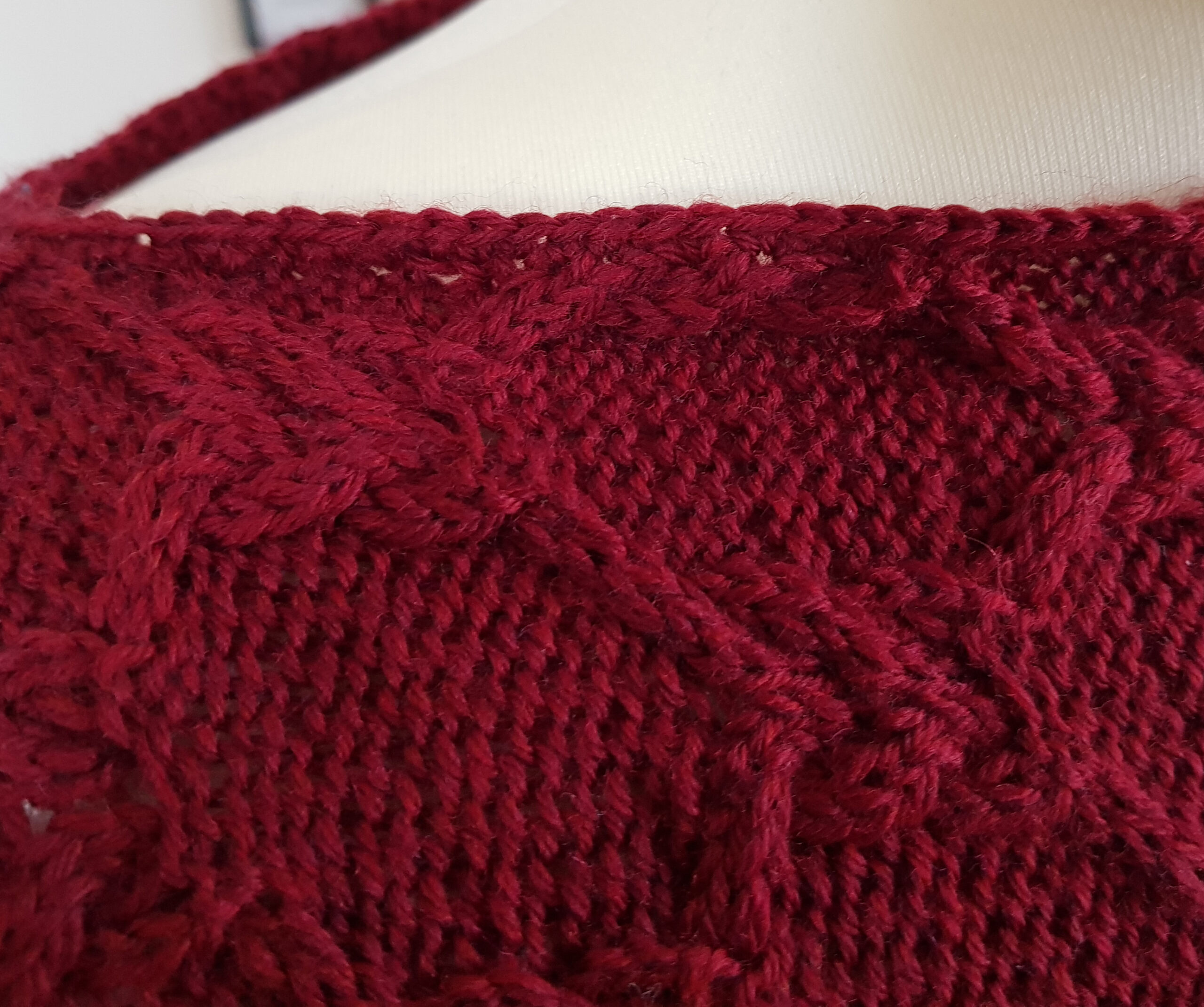 Detailansicht Zopfmuster und Halsausschnitt Pullover Iva