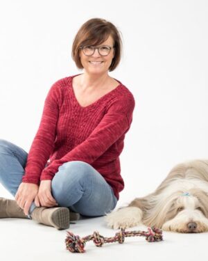 Gesamtansicht mit Hund für Pullover Louisa