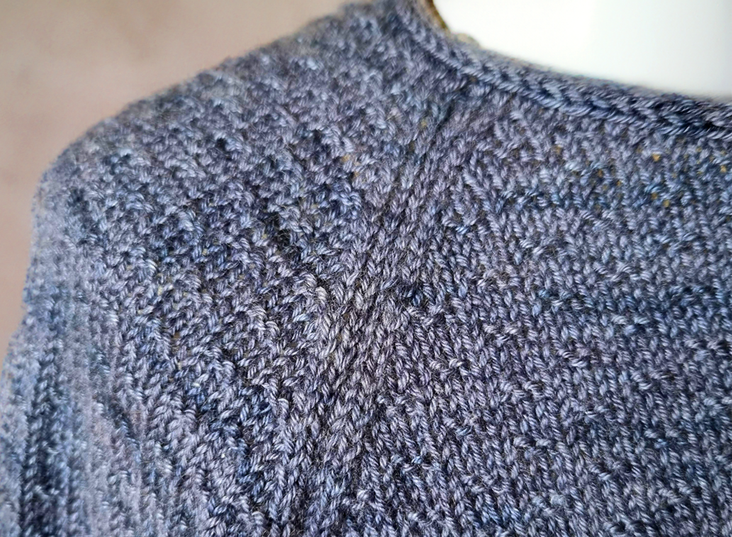 Detailansicht Raglanschräge Pullover Merle