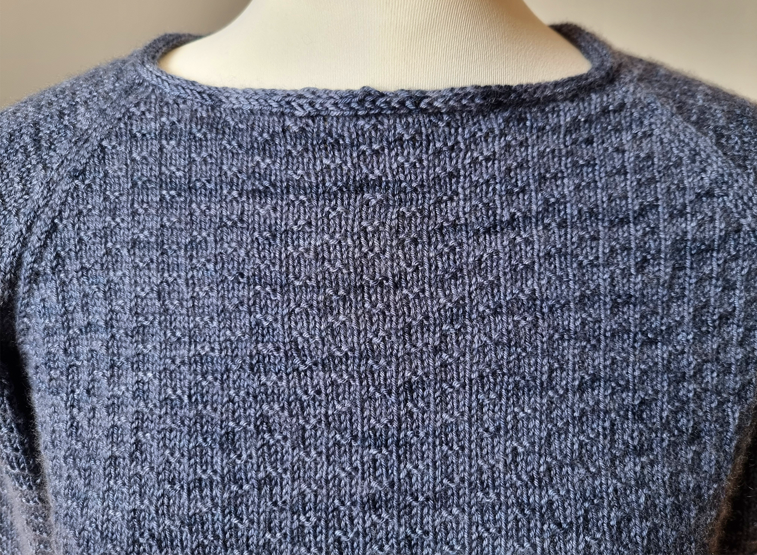 Detailansicht Halsausschnitt und Muster Pullover Merle