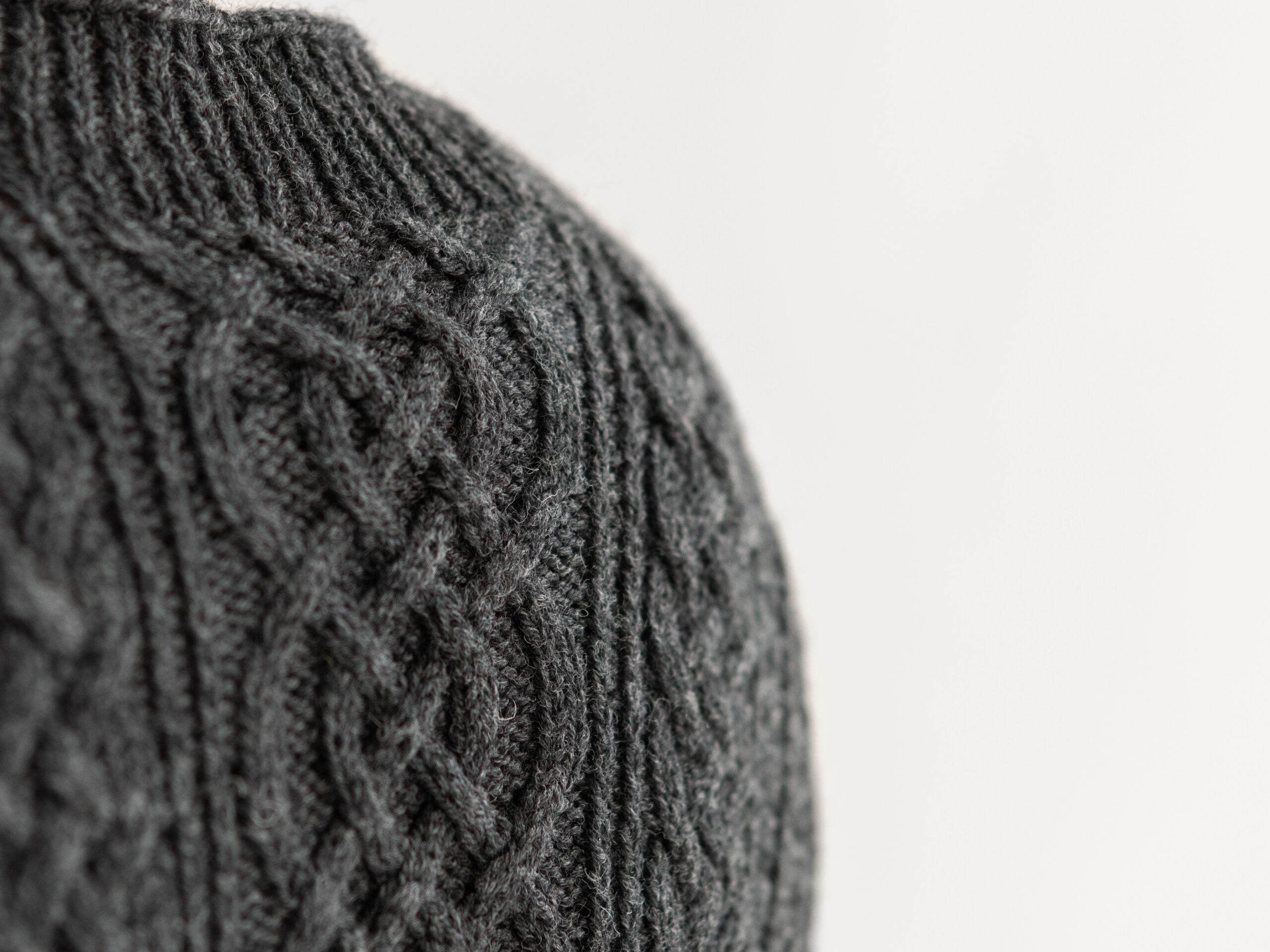 Detailansicht Zopfmuster Strickjacke Stina