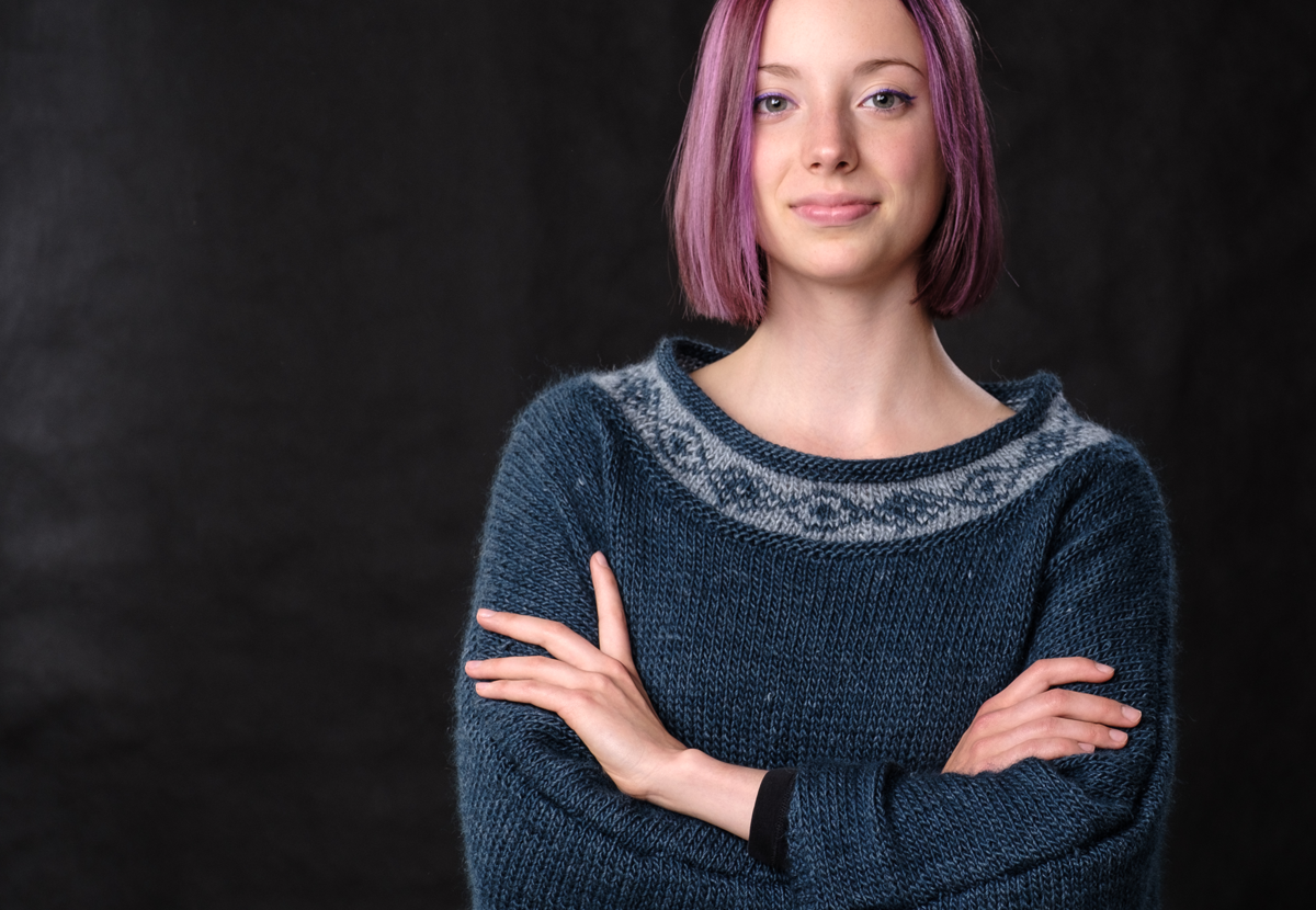 Detailansicht Halsausschnitt mit Fair Isle-Muster beim Poncho Amy
