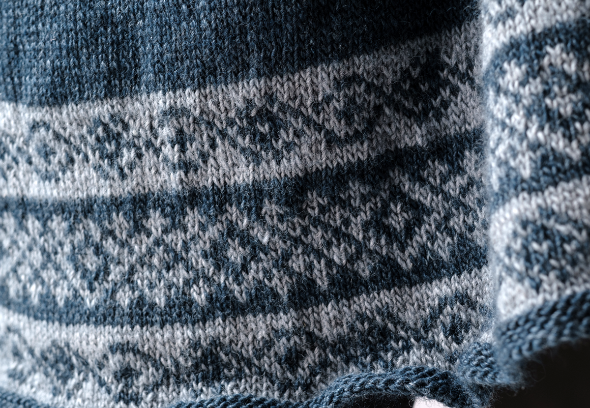 Detailansicht Fair Isle-Muster im Poncho Amy