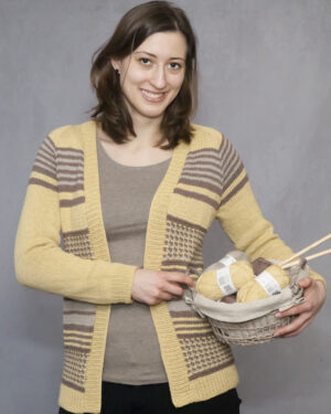 Vorderansicht Strickjacke Clara mit Strickkorb