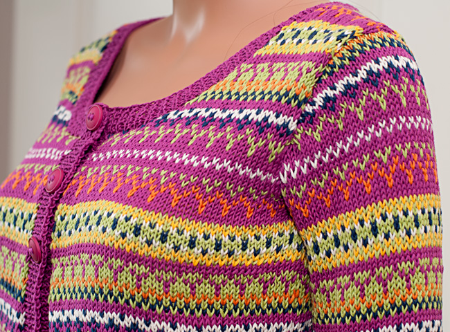 Halsausschnitt und Ärmel bei Strickjacke Elise