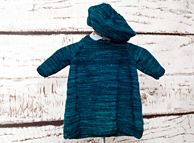 Mütze und Kleid des Babysets Emma