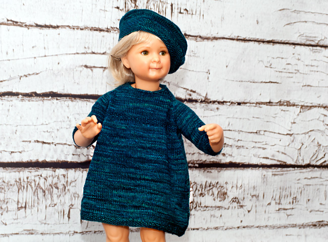 Babymütze und Babykleid Emma an Modellpuppe