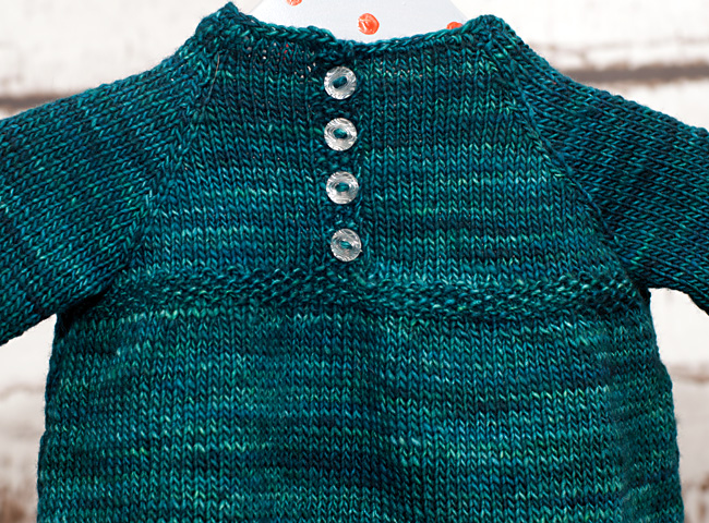 Detailansicht Knopfleiste des Babykleids Emma