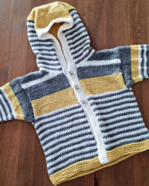 Vorderansicht der Baby-Kapuzenjacke Juna