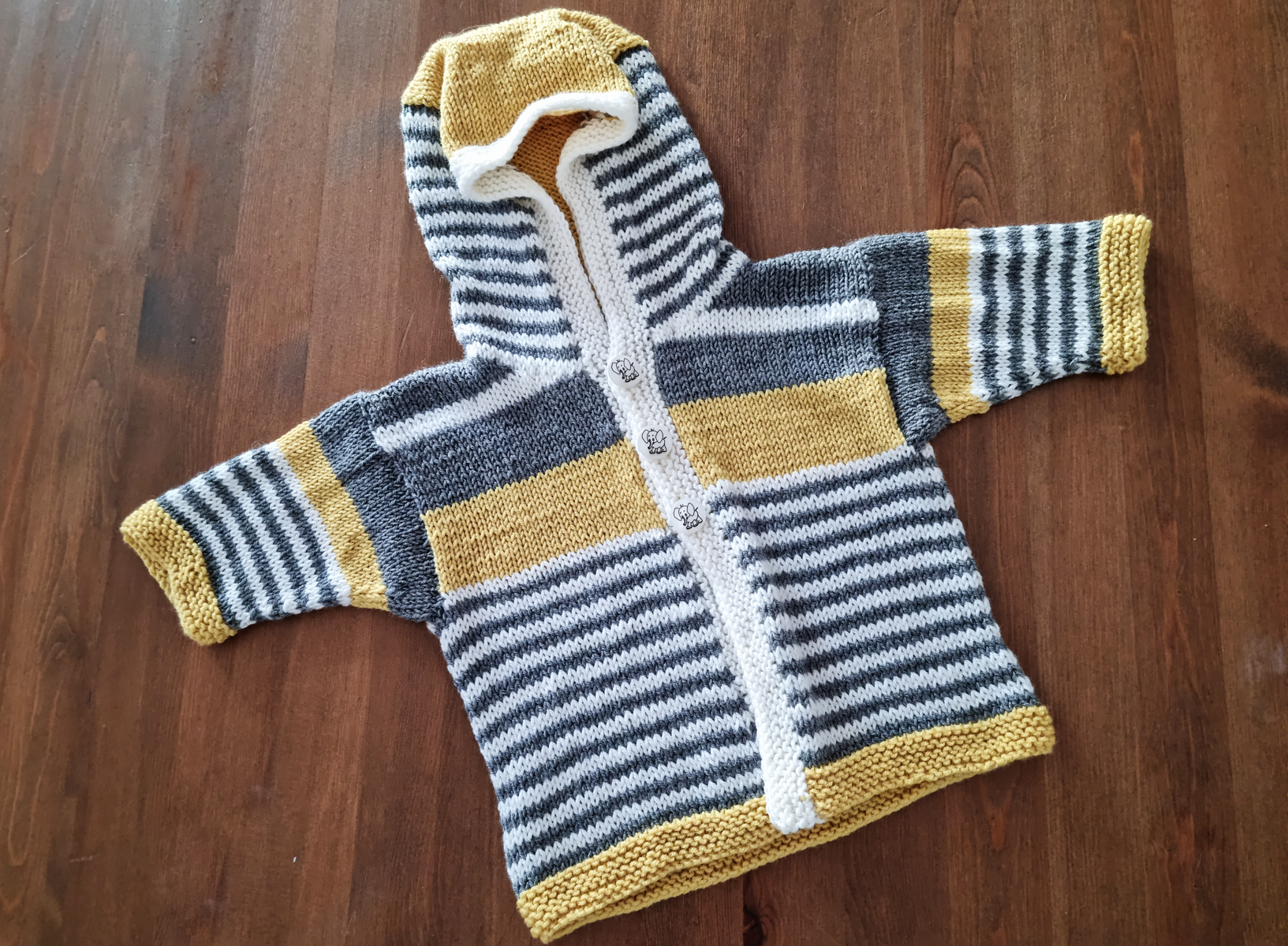 Vorderansicht der Baby-Kapuzenjacke Juna