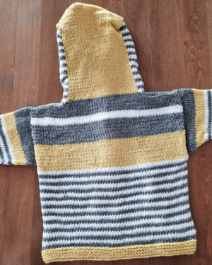 Rückansicht der Baby-Kapuzenjacke Juna