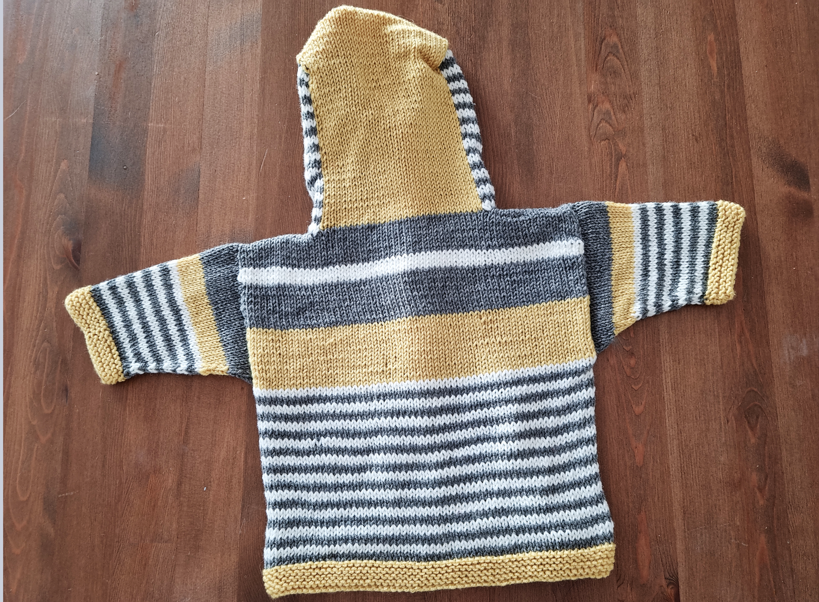 Rückansicht der Baby-Kapuzenjacke Juna
