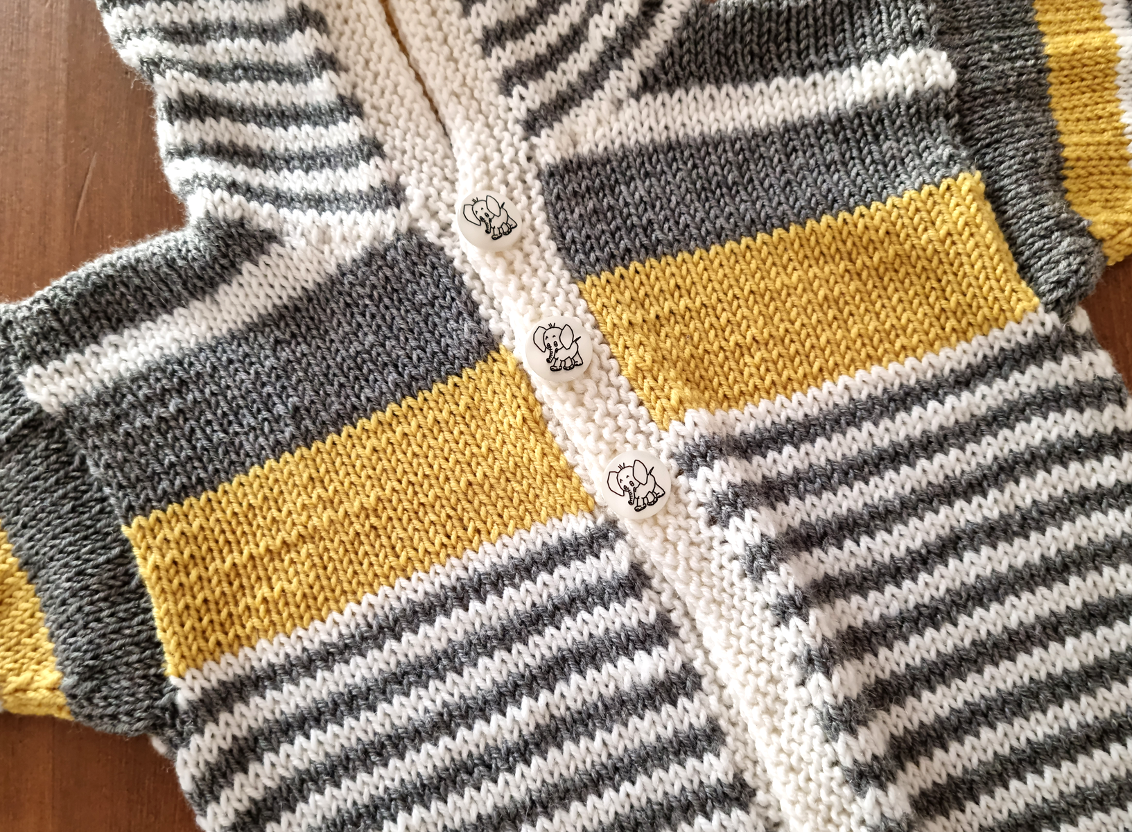 Detailansiccht des Streifenmusters in der Babyjacke Juna