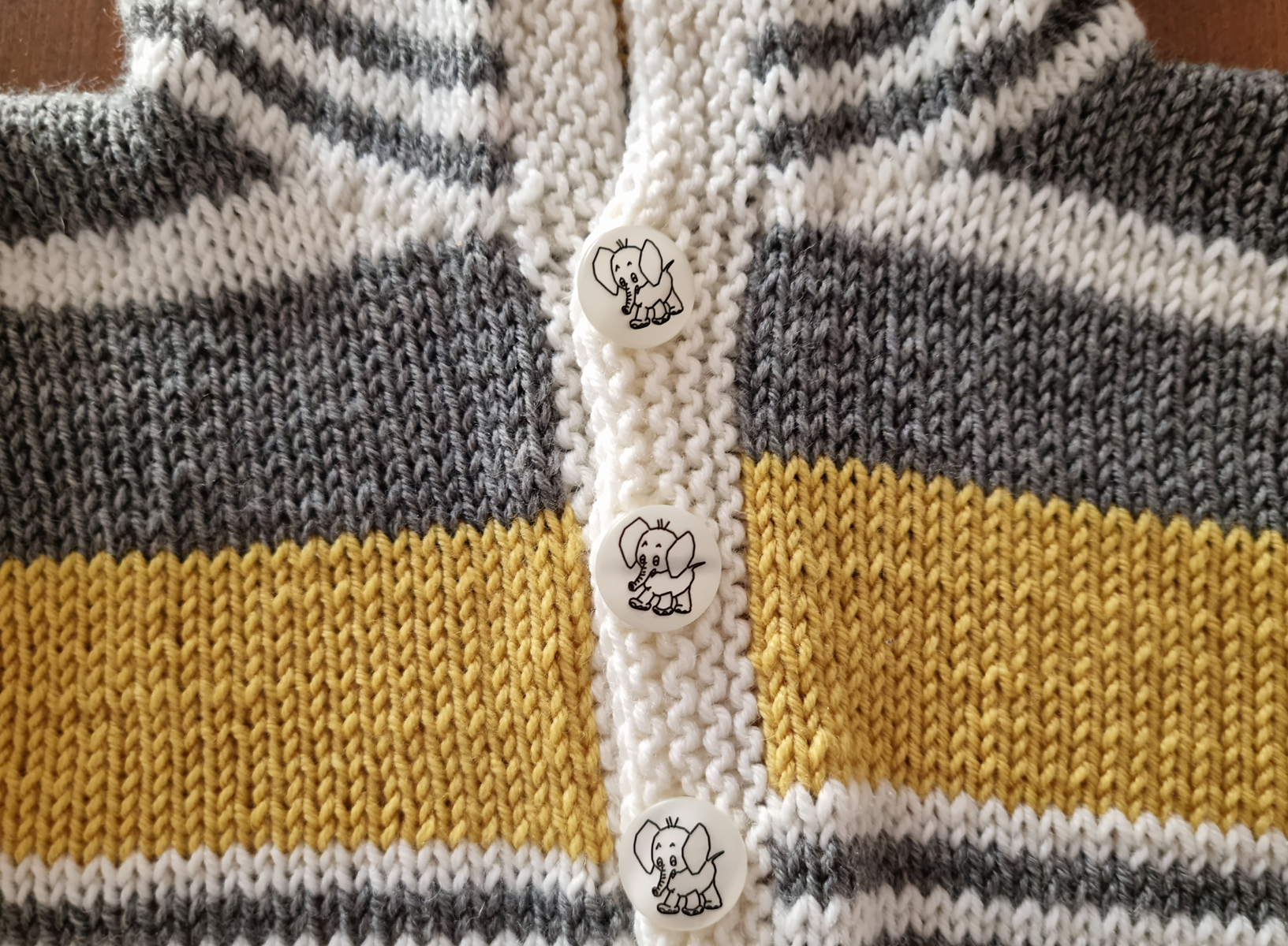 Detailansicht Knopfleiste der Babyjacke Juna