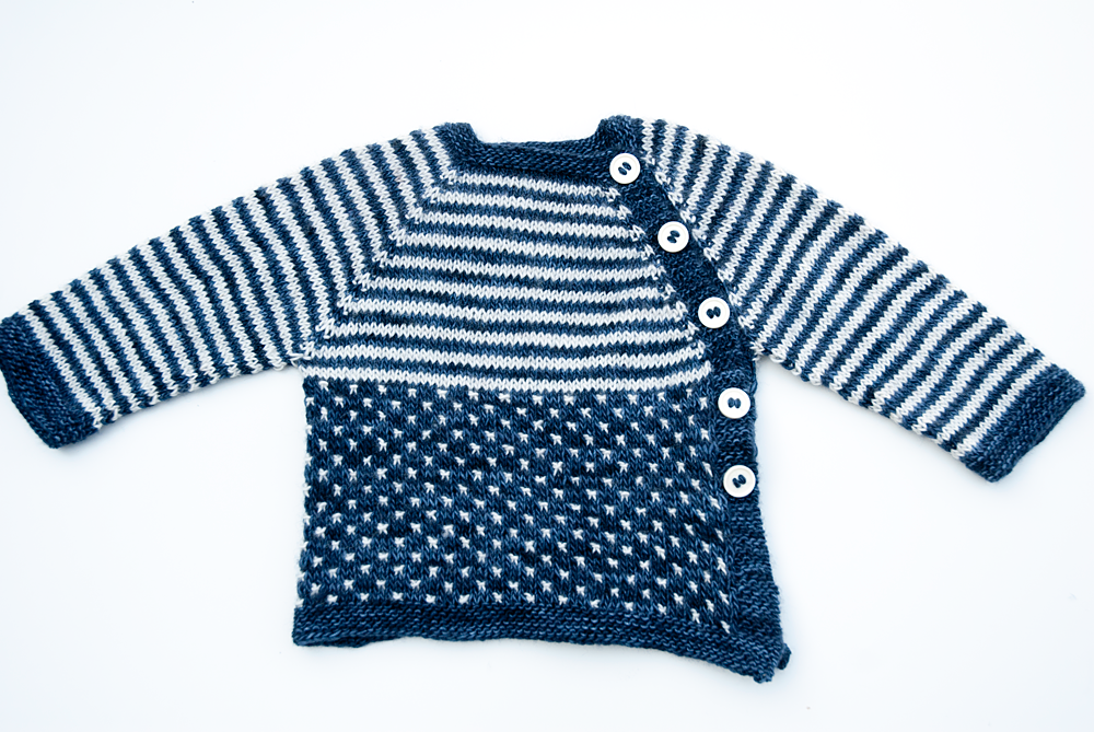 Vorderansicht Farbvariante blau bei der Babyjacke Lotta