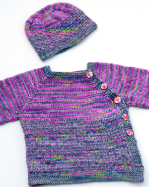 Gesamtansicht Babyjacke und Babymütze Lotta