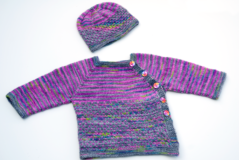 Gesamtansicht Babyjacke und Babymütze Lotta