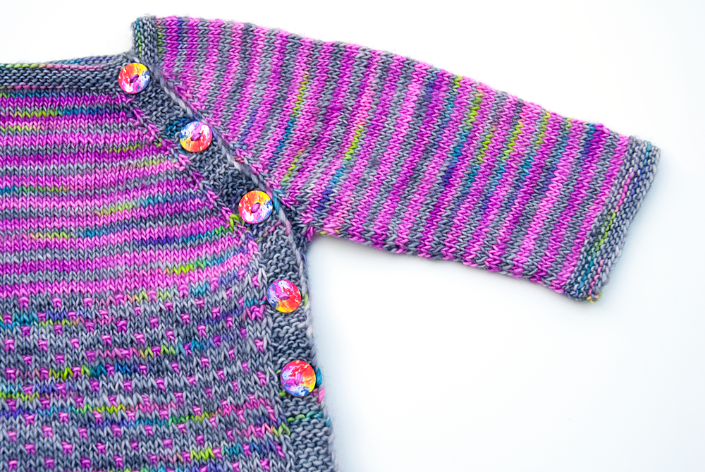 Detailansicht der Knopfleiste der Babyjacke Lotta