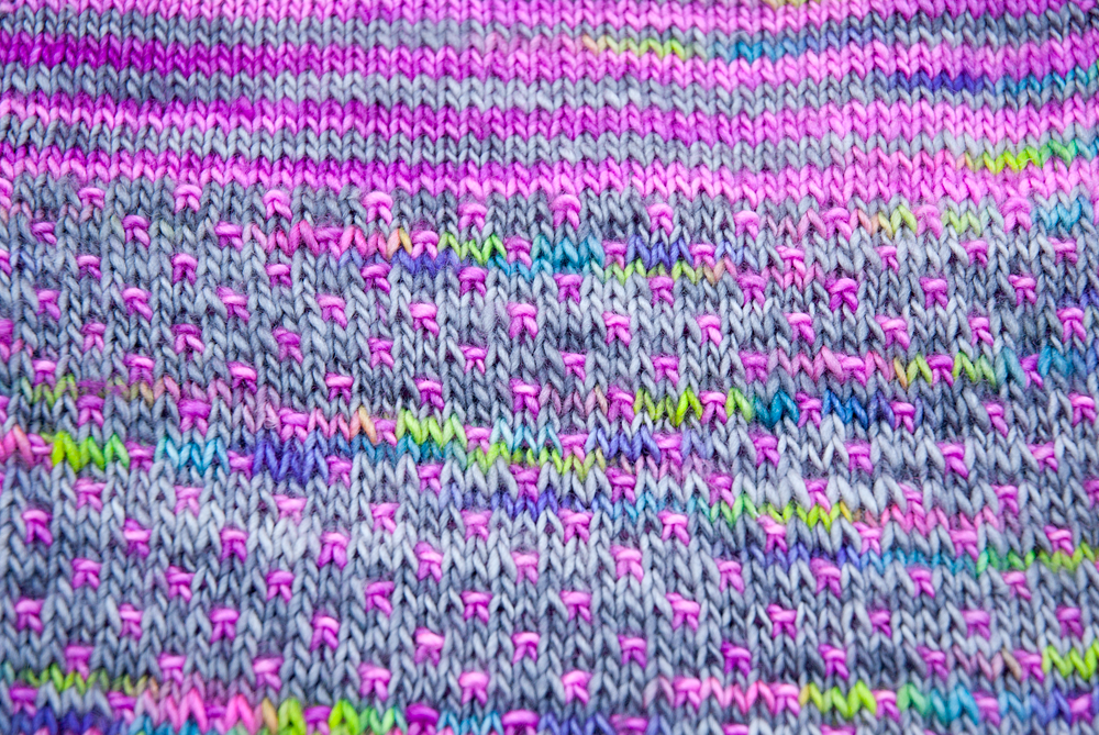 Detailansicht des Strukturmusters in der Babyjacke Lotta