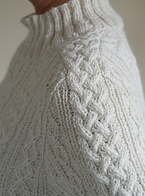 Detailansicht Sattelschulter Zopfmusterpullover Svenja
