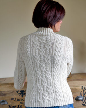 Rückansicht Zopfmusterpullover Svenja