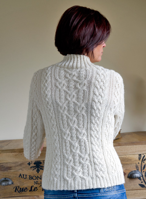 Rückansicht Zopfmusterpullover Svenja