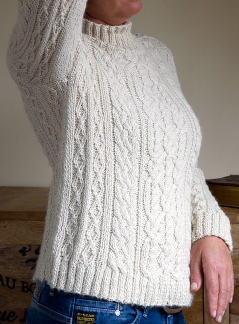 Seitenansicht Zopfmusterpullover Svenja