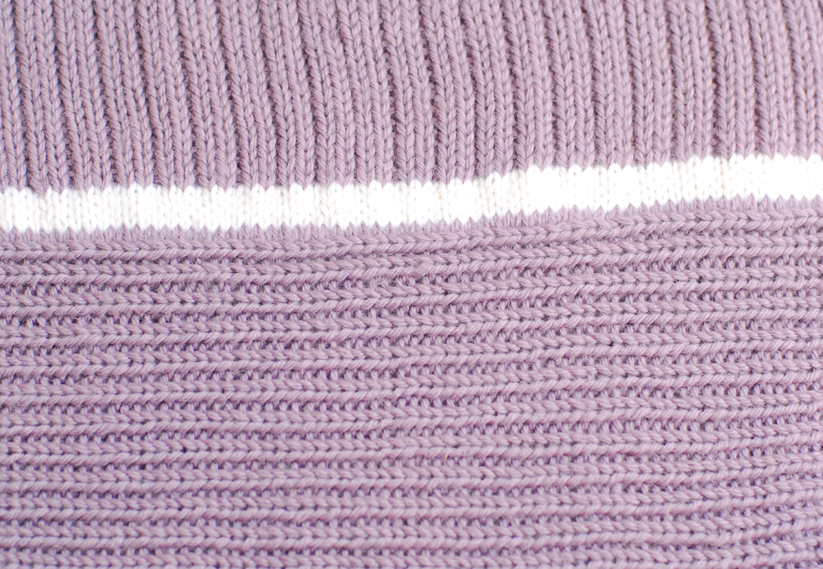 Detailansicht des quergestrickten Bundes beim Pullover Tilda