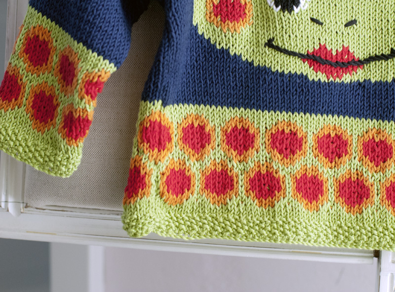 Detailansicht Einstrickmuster beim Babypullover Willy Taddles
