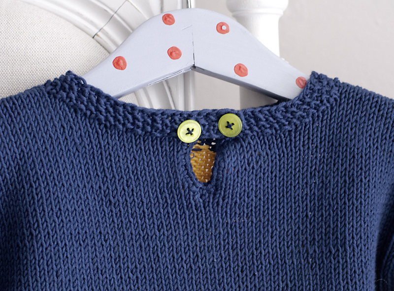Detailansicht Knopfleiste beim Babypullover Willy Taddles